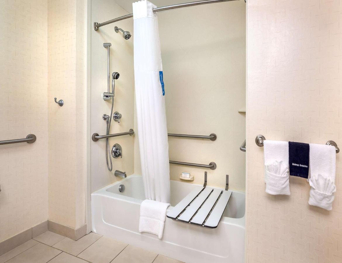 Queen Room with Two Queen Beds - Mobility Hearing Access with Bathtub-Non-Smoking at Hampton Inn & Suites Chicago Southland-Matteson