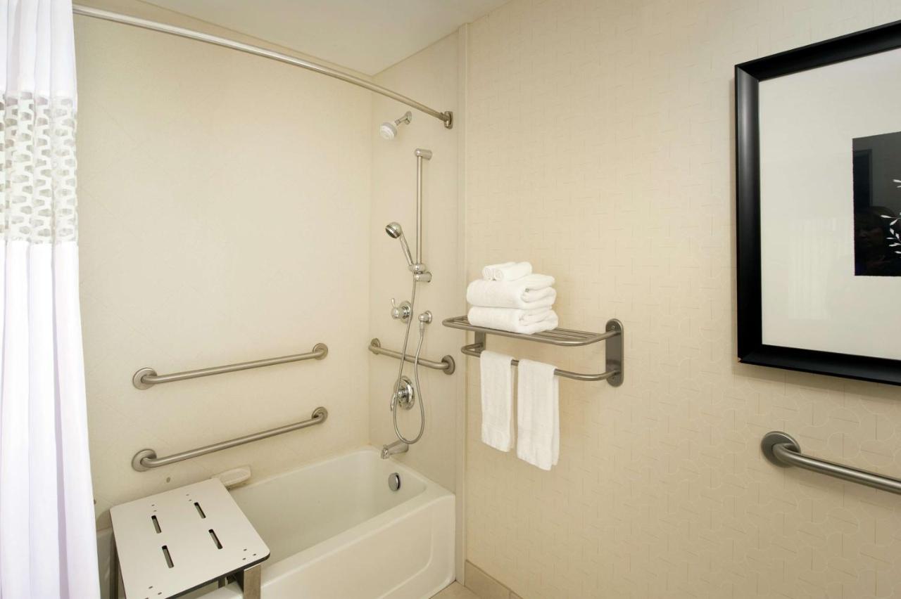 Queen Room with Two Queen Beds - Mobility Hearing Access with Bathtub-Non-Smoking at Hampton Inn & Suites Chicago Southland-Matteson