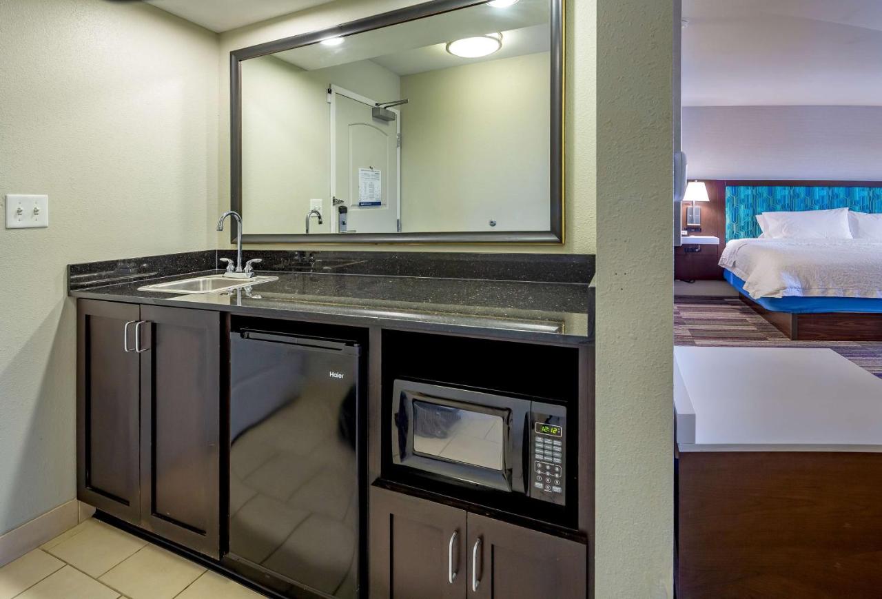Non-Smoking Queen Studio at Hampton Inn & Suites Chicago Southland-Matteson