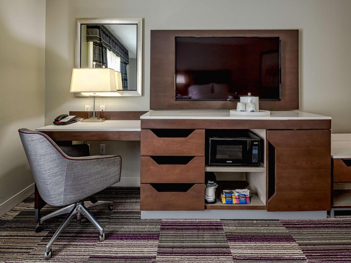 Queen Room - Non-Smoking at Hampton Inn & Suites Chicago Southland-Matteson