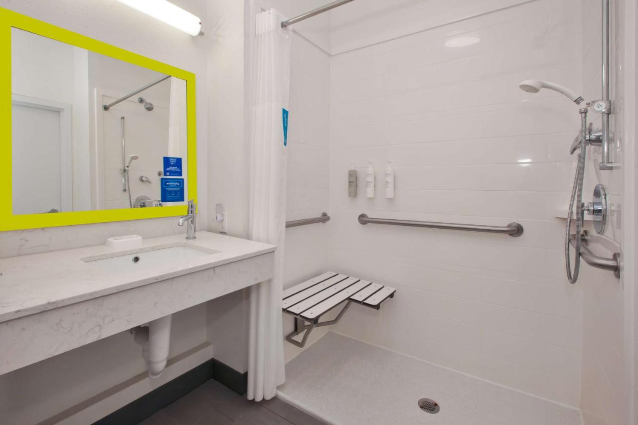 King Room Mobility Access Tub - Non-Smoking at Hampton Inn Clarion