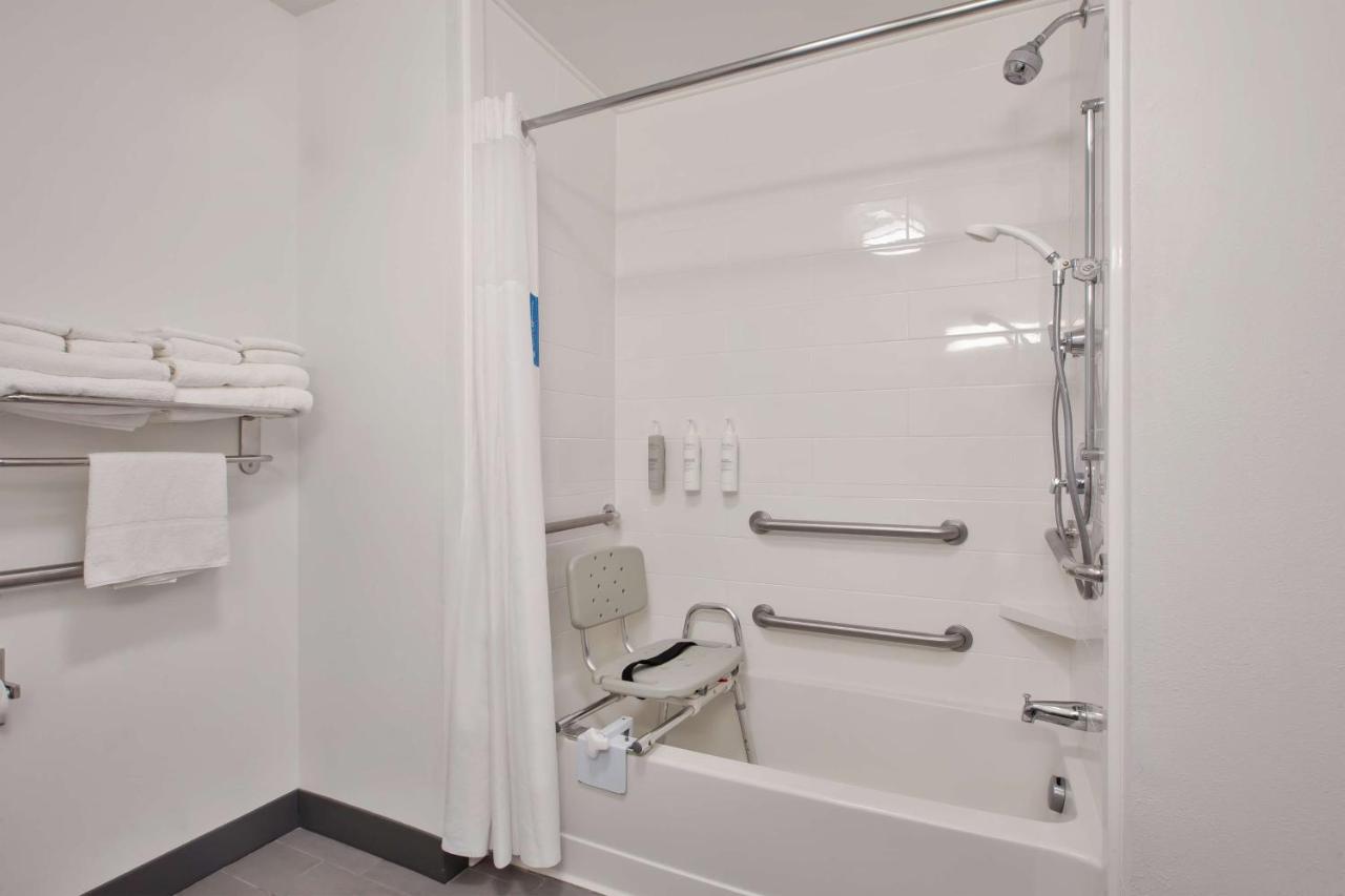 Queen Room With Two Queen Beds/ Mobility Access Tub - Non Smoking at Hampton Inn Clarion