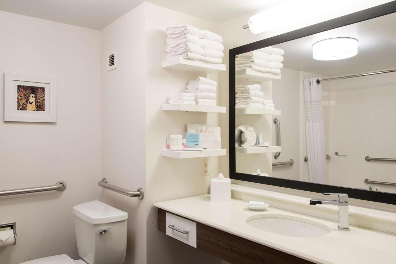 Queen Room with Two Queen Beds - Disability Access at Hampton Inn Seymour