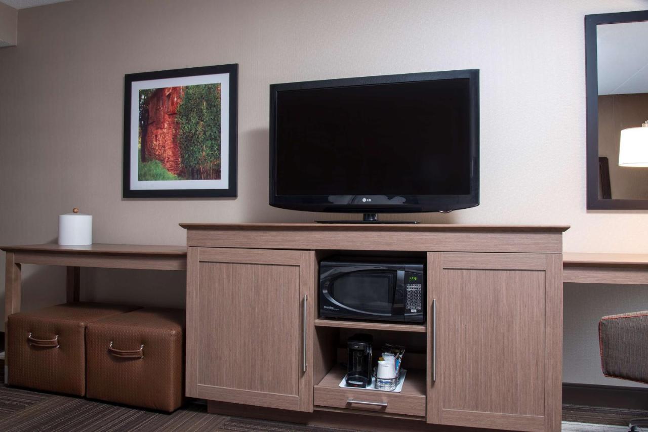 Queen Room with Two Queen Beds - Disability Access at Hampton Inn Seymour