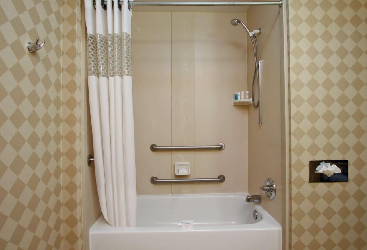 King Room with Tub - Hearing Accessible at Hampton Inn & Suites Columbus Hilliard