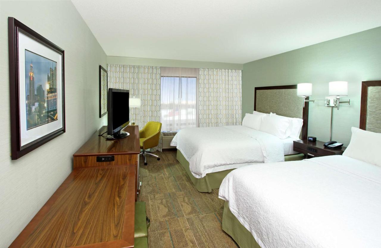 Queen Room at Hampton Inn & Suites Columbus Hilliard