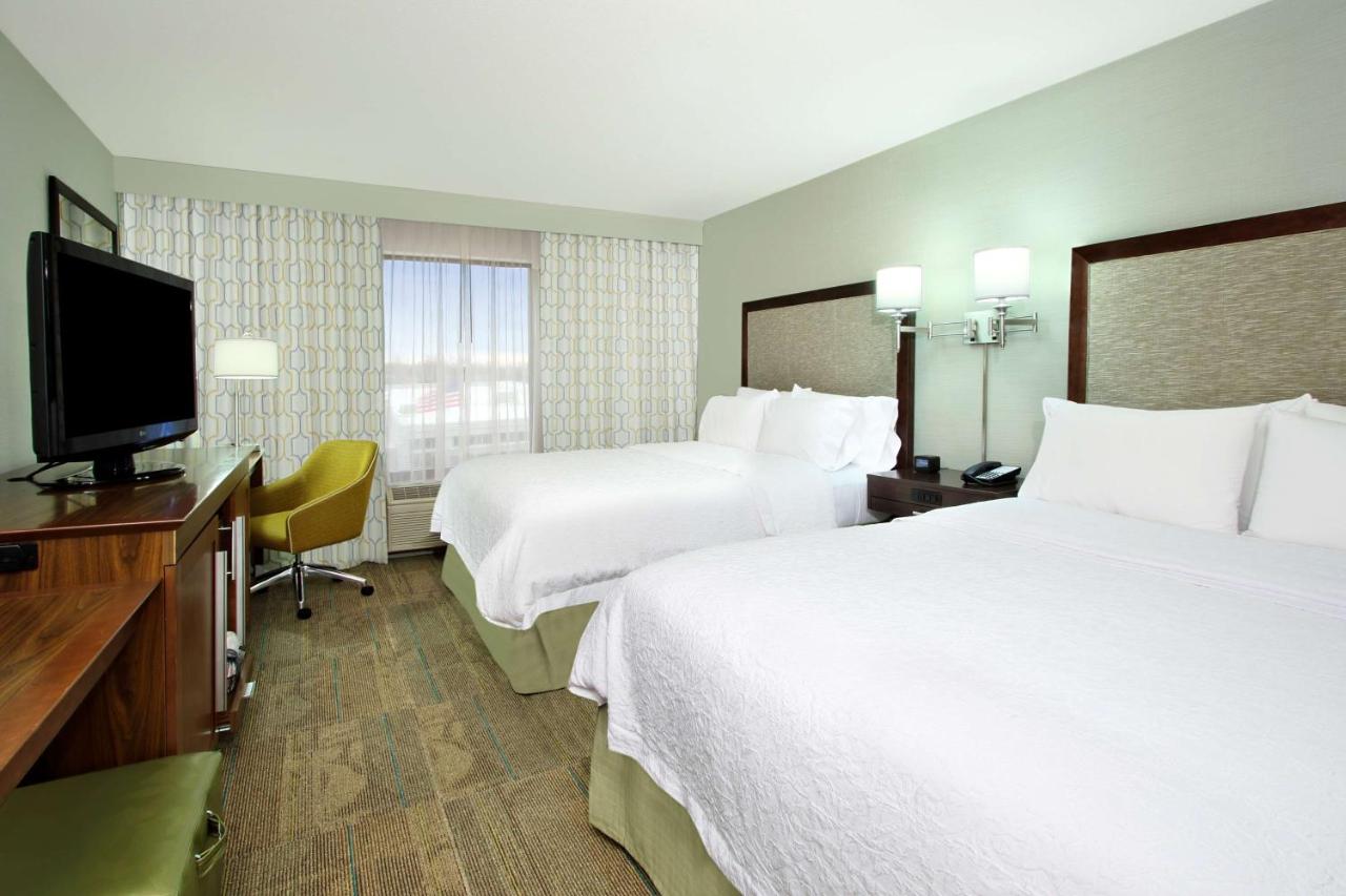 Queen Room at Hampton Inn & Suites Columbus Hilliard