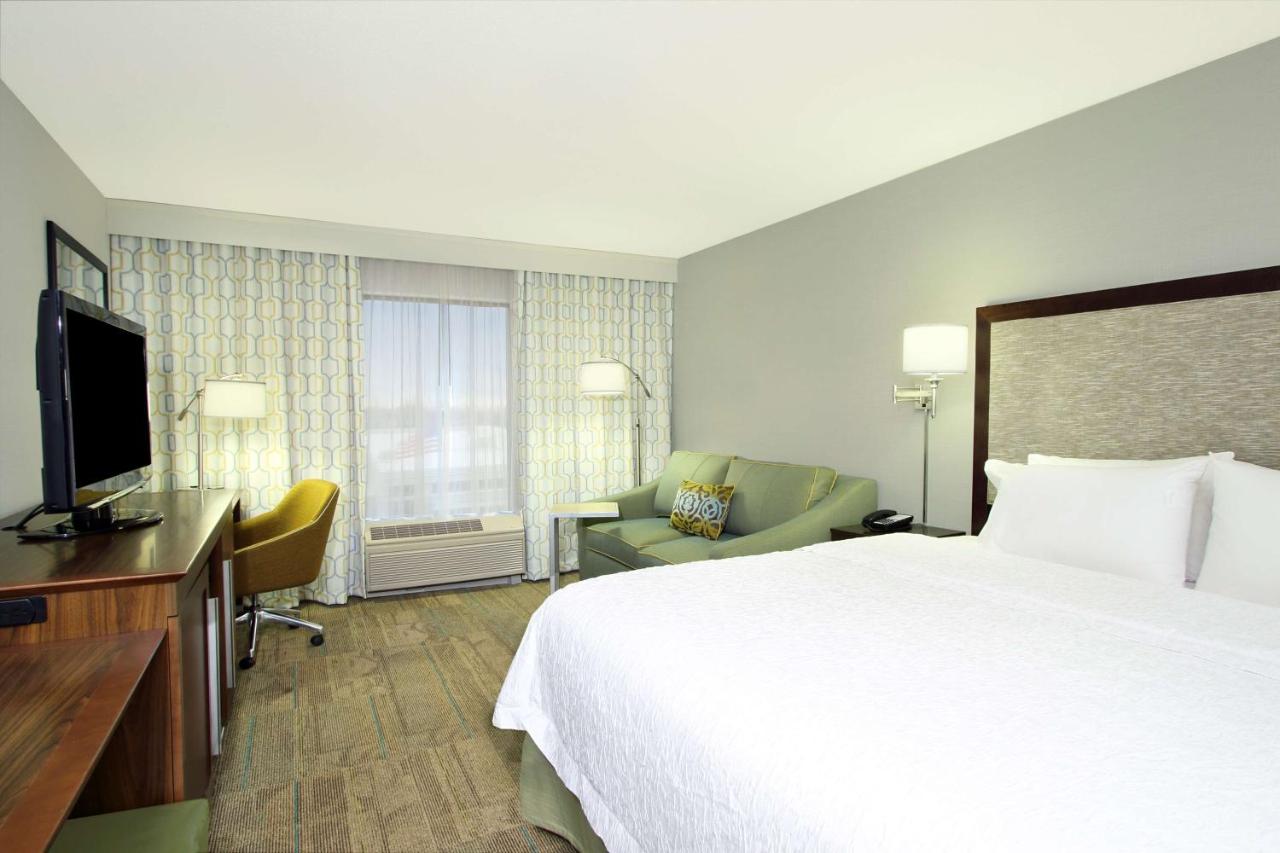 King Room with Tub - Hearing Accessible at Hampton Inn & Suites Columbus Hilliard