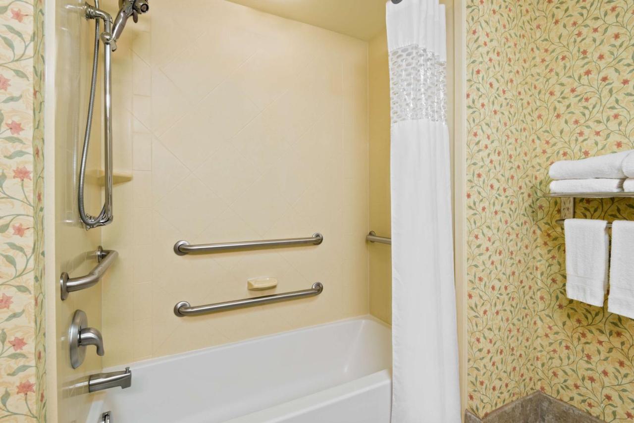 Queen Room with Bath Tub - Mobility Accessible - Non-Smoking at Hampton Inn & Suites Columbus Polaris
