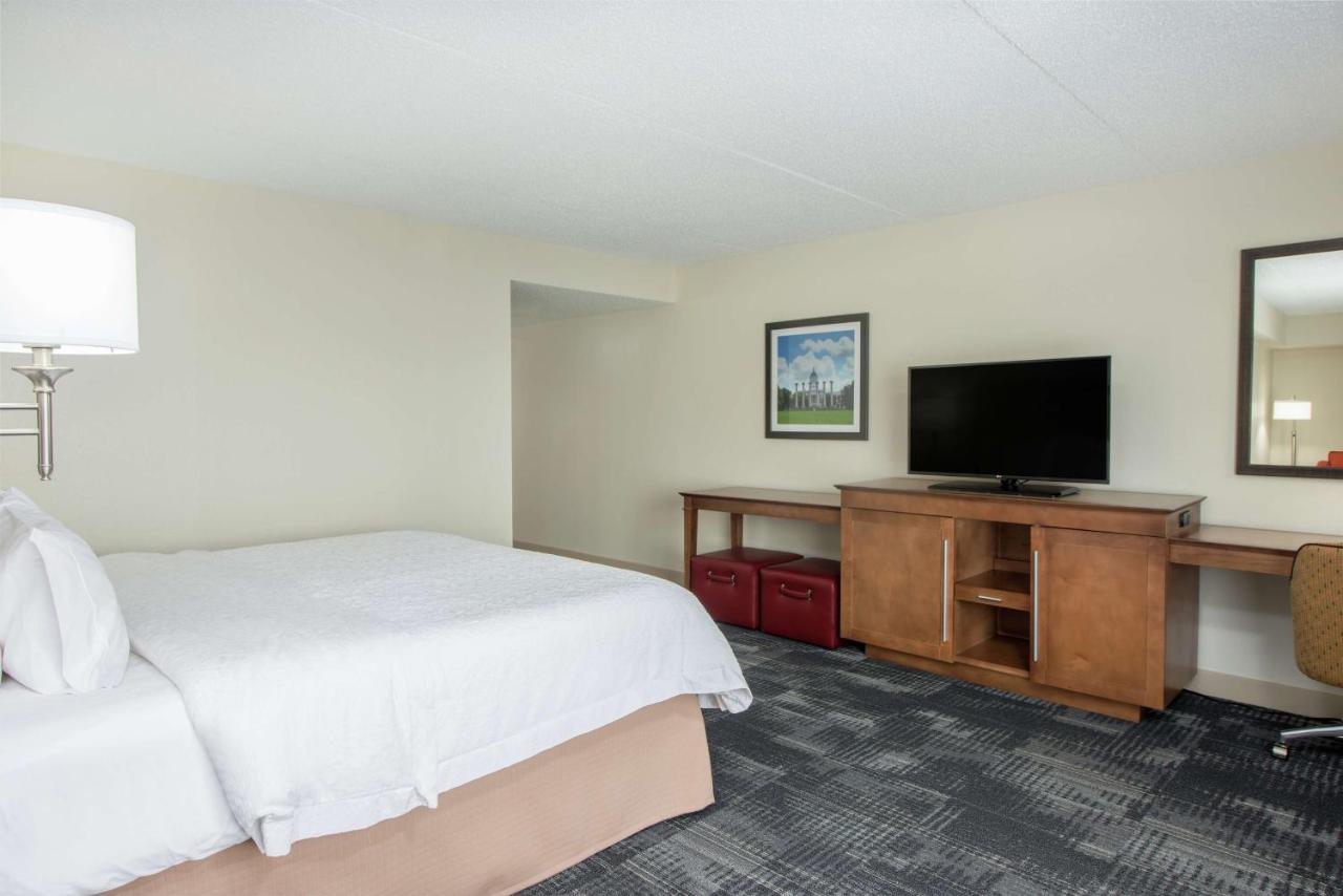 Executive Queen Room at Hampton Inn Columbia