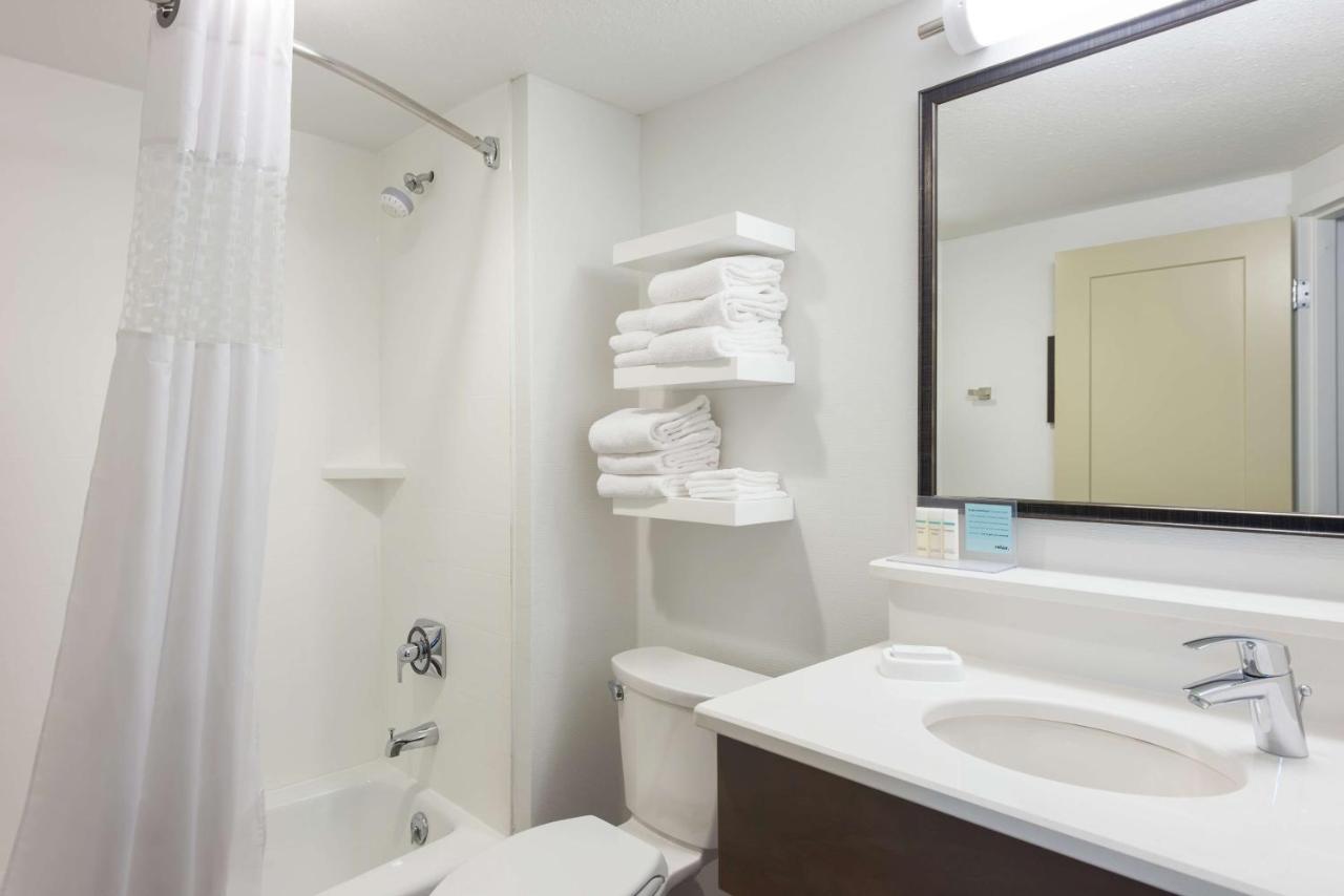 Executive Queen Room at Hampton Inn Columbia