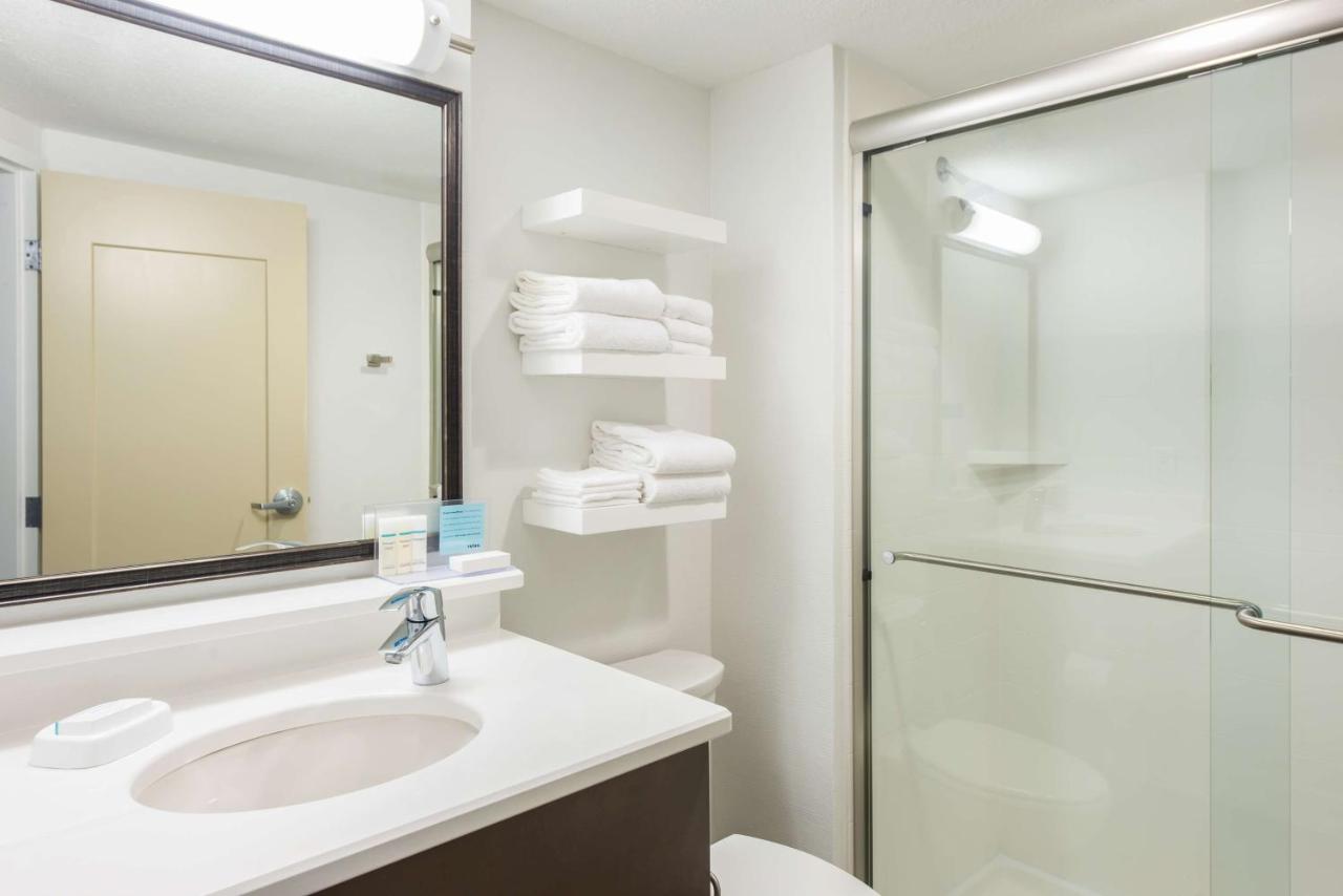 Executive Queen Room at Hampton Inn Columbia