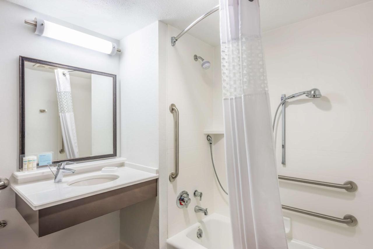 Queen Room - Disability Access/Non-Smoking at Hampton Inn Columbia