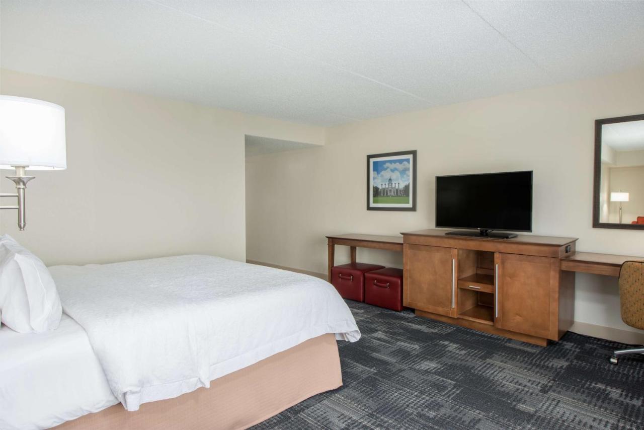 Executive Queen Room at Hampton Inn Columbia
