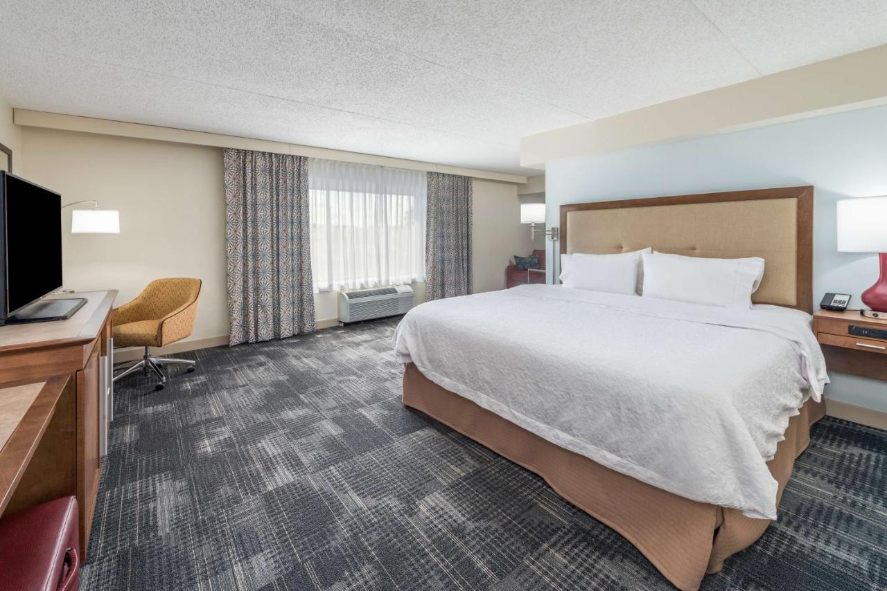Executive Queen Room at Hampton Inn Columbia