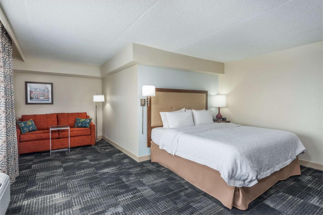 Executive Queen Room at Hampton Inn Columbia