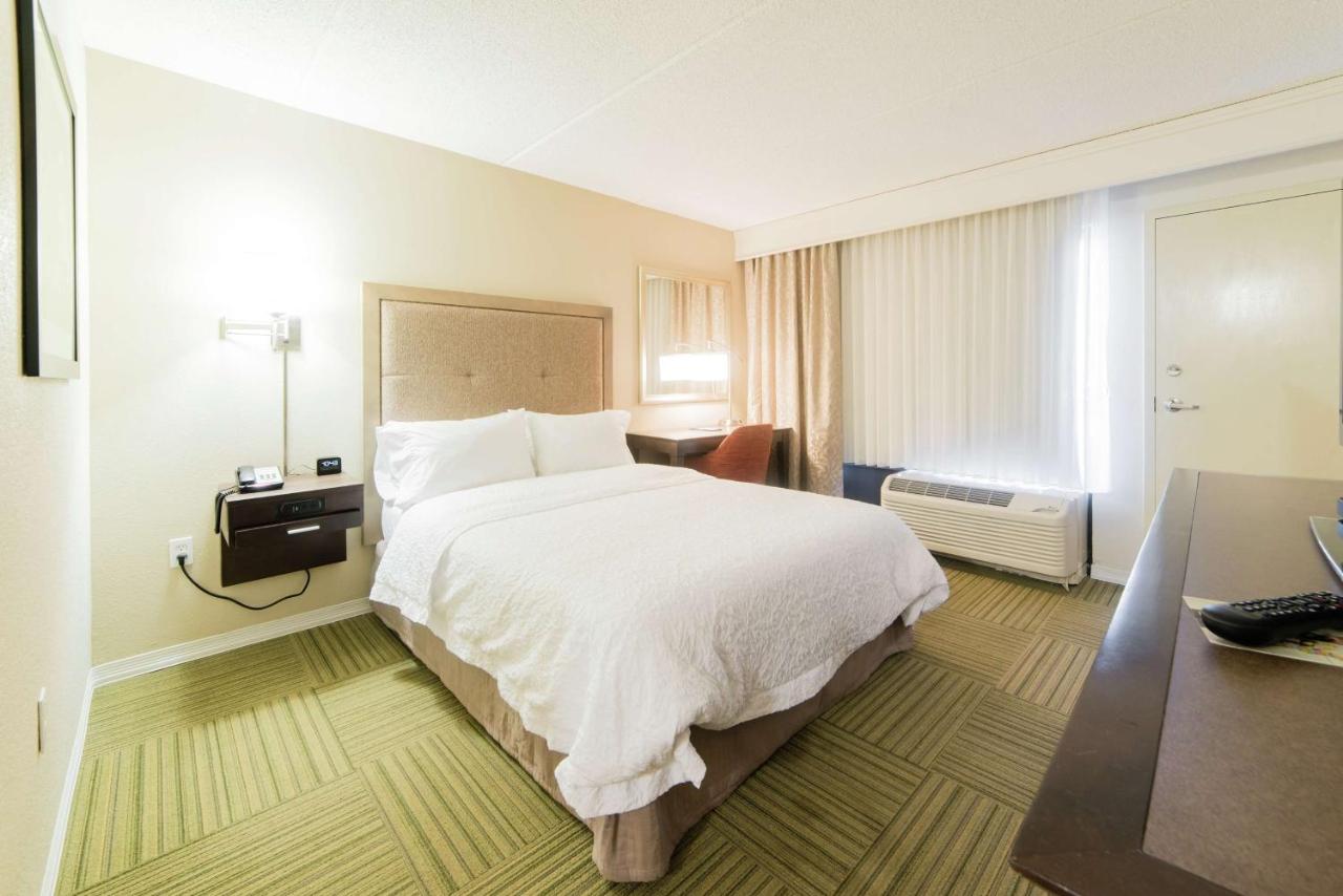  Queen Room Disability Access/Hearing Accessible with Tub - Non-Smoking at Hampton Inn Caryville-I-75/Cove Lake-State Park