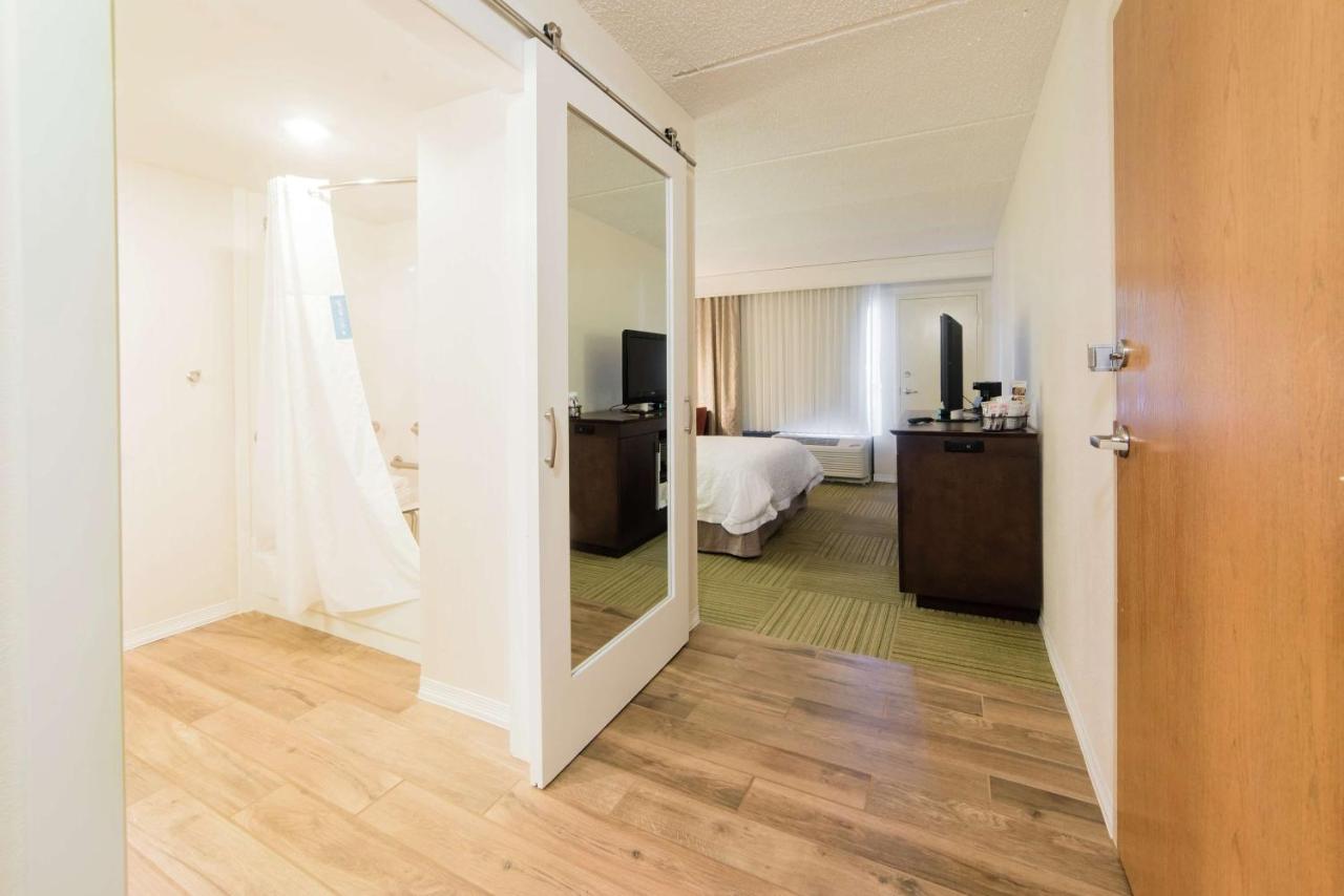  Queen Room Disability Access/Hearing Accessible with Tub - Non-Smoking at Hampton Inn Caryville-I-75/Cove Lake-State Park