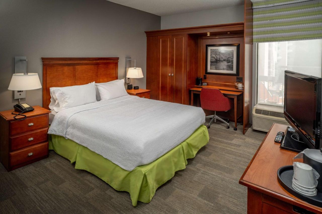 Queen Room - with Bath Tub - Disability Access  at Hampton Inn Charleston-Downtown
