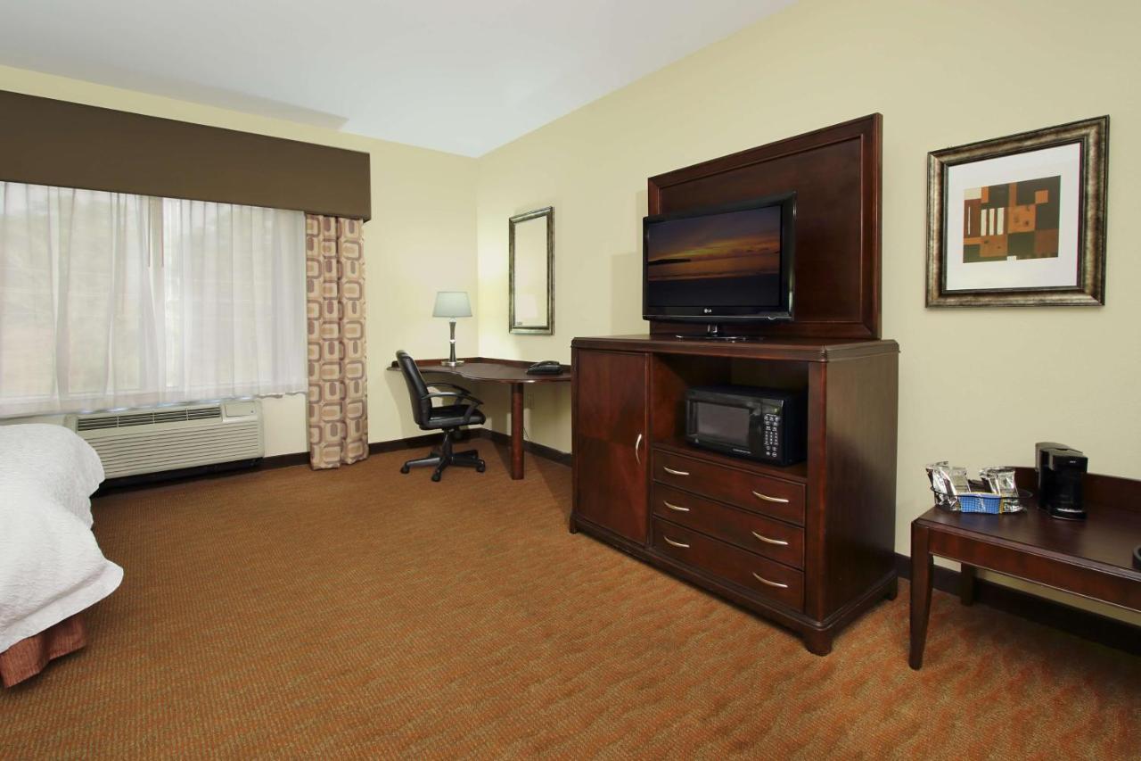 King Room with Roll-in Shower - Disability Access/Non-Smoking at Hampton Inn & Suites Conroe - I-45 North