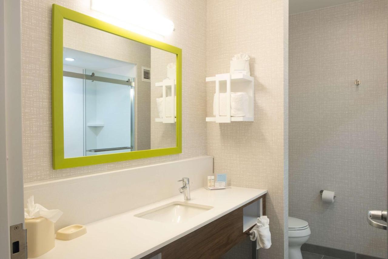 King Room at Hampton Inn & Suites Dallas/Lewisville-Vista Ridge Mall, TX