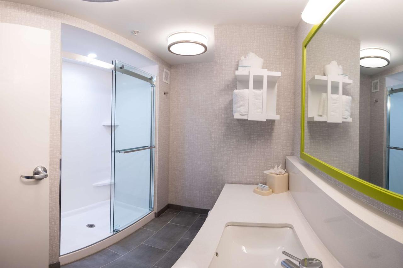 King Room at Hampton Inn & Suites Dallas/Lewisville-Vista Ridge Mall, TX