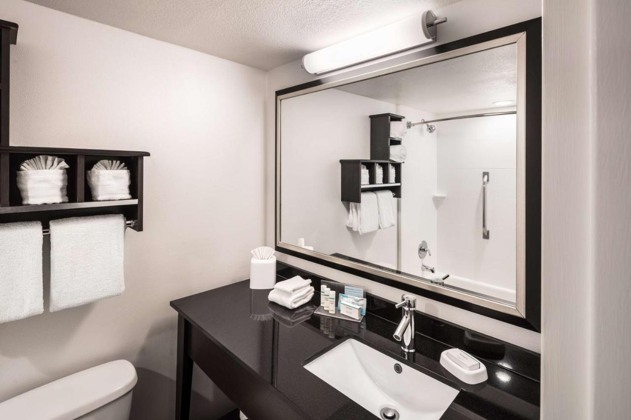King Room with Accesible Bath Tub - Non-Smoking at Hampton Inn-Denver West/Golden