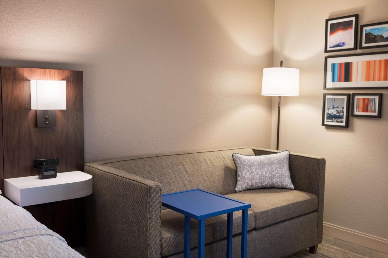 Queen Room at Hampton Inn-Denver West/Golden