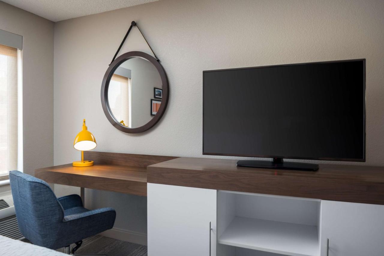 Queen Room at Hampton Inn-Denver West/Golden