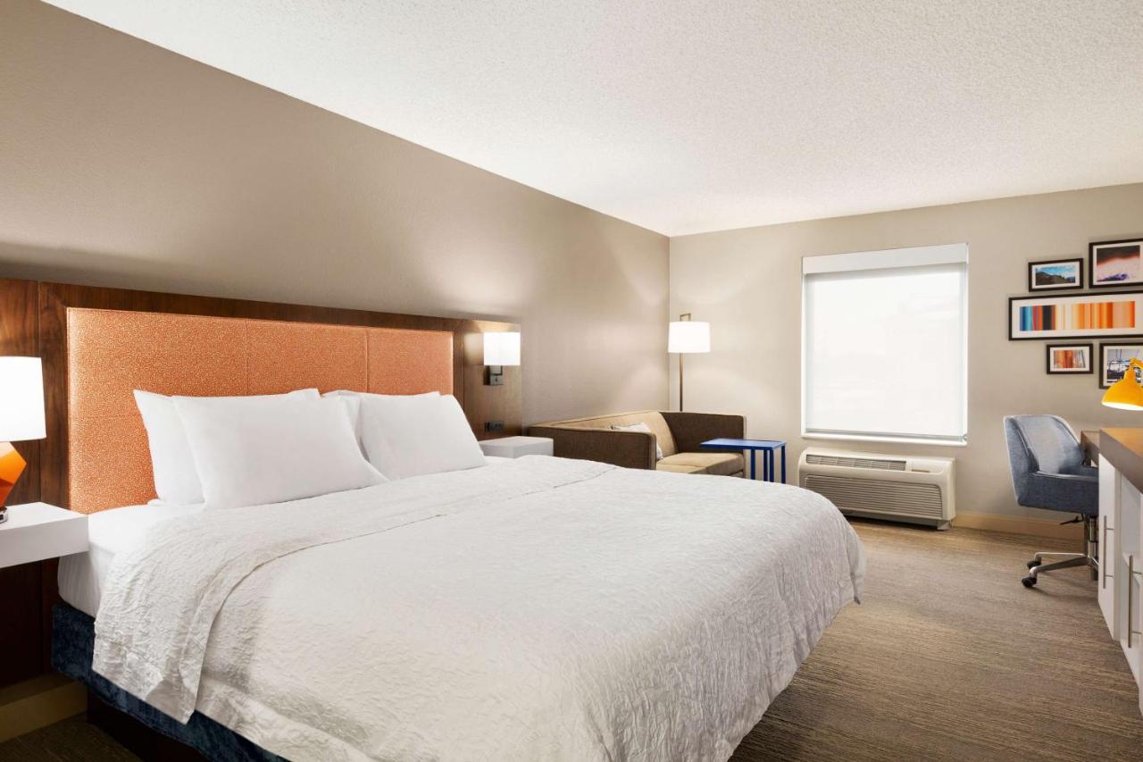 King Study Room with Sofa bed at Hampton Inn-Denver West/Golden