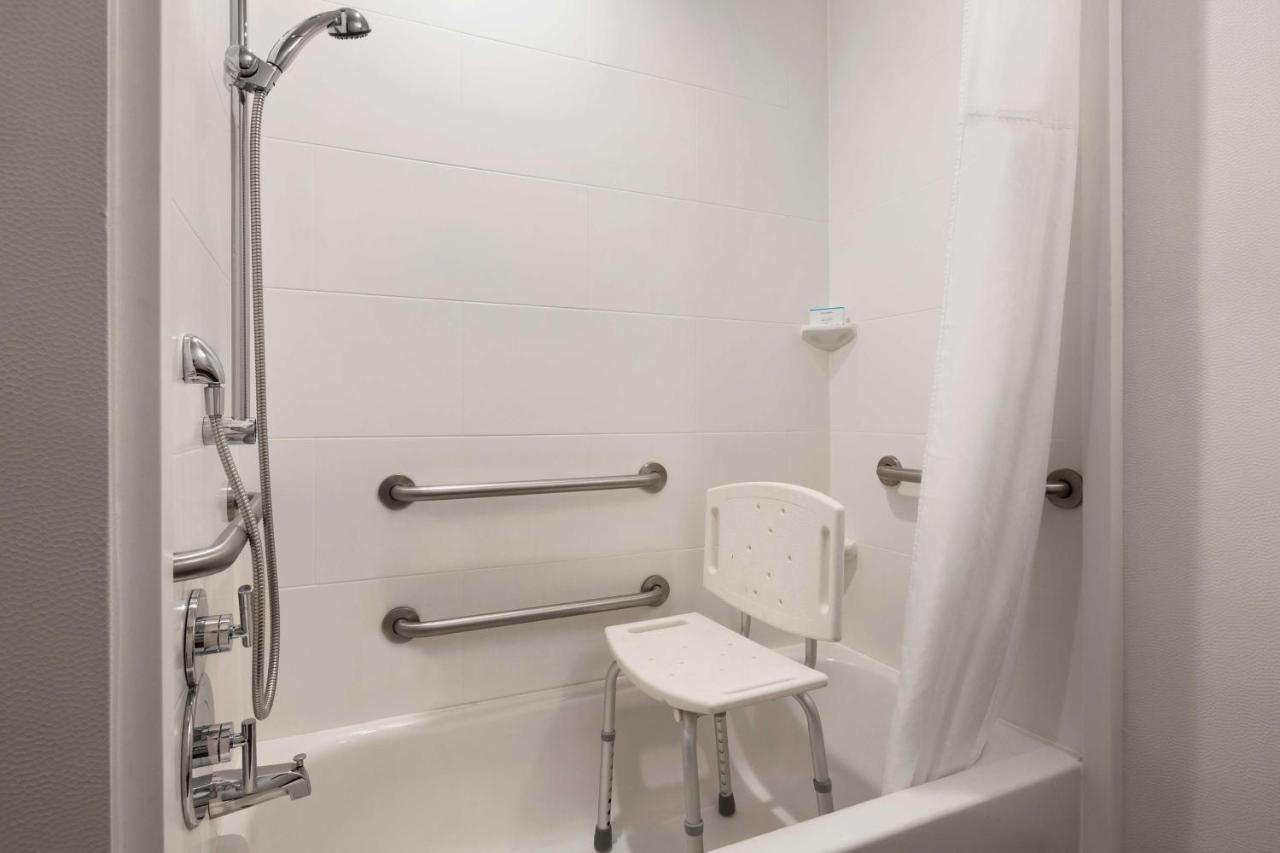 King Room with Accesible Bath Tub - Non-Smoking at Hampton Inn-Denver West/Golden