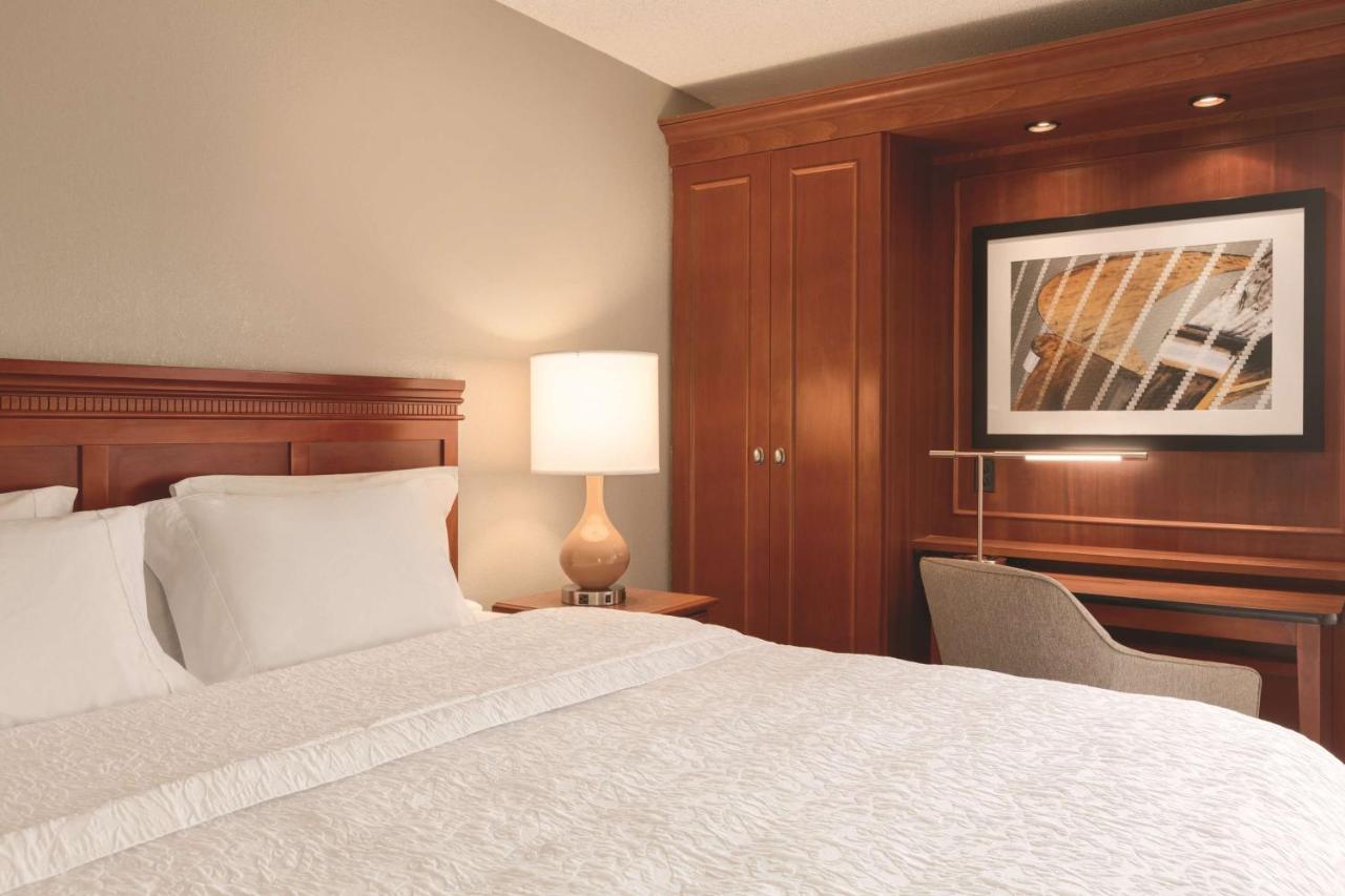 King Room with Chaise Lounge - Non-Smoking at Hampton Inn Des Moines-Airport