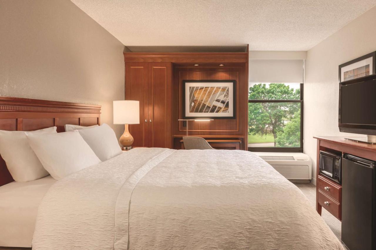 King Room with Chaise Lounge - Non-Smoking at Hampton Inn Des Moines-Airport