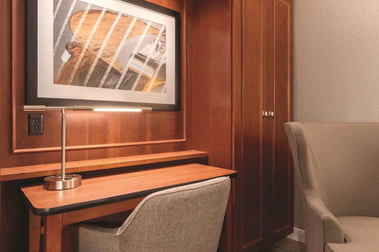 King Room - Non-Smoking at Hampton Inn Des Moines-Airport
