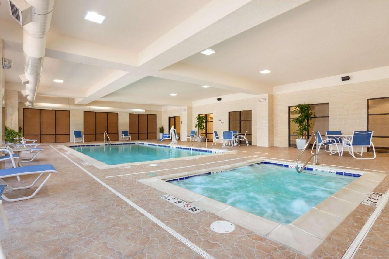 | Hampton Inn & Suites Detroit/Chesterfield