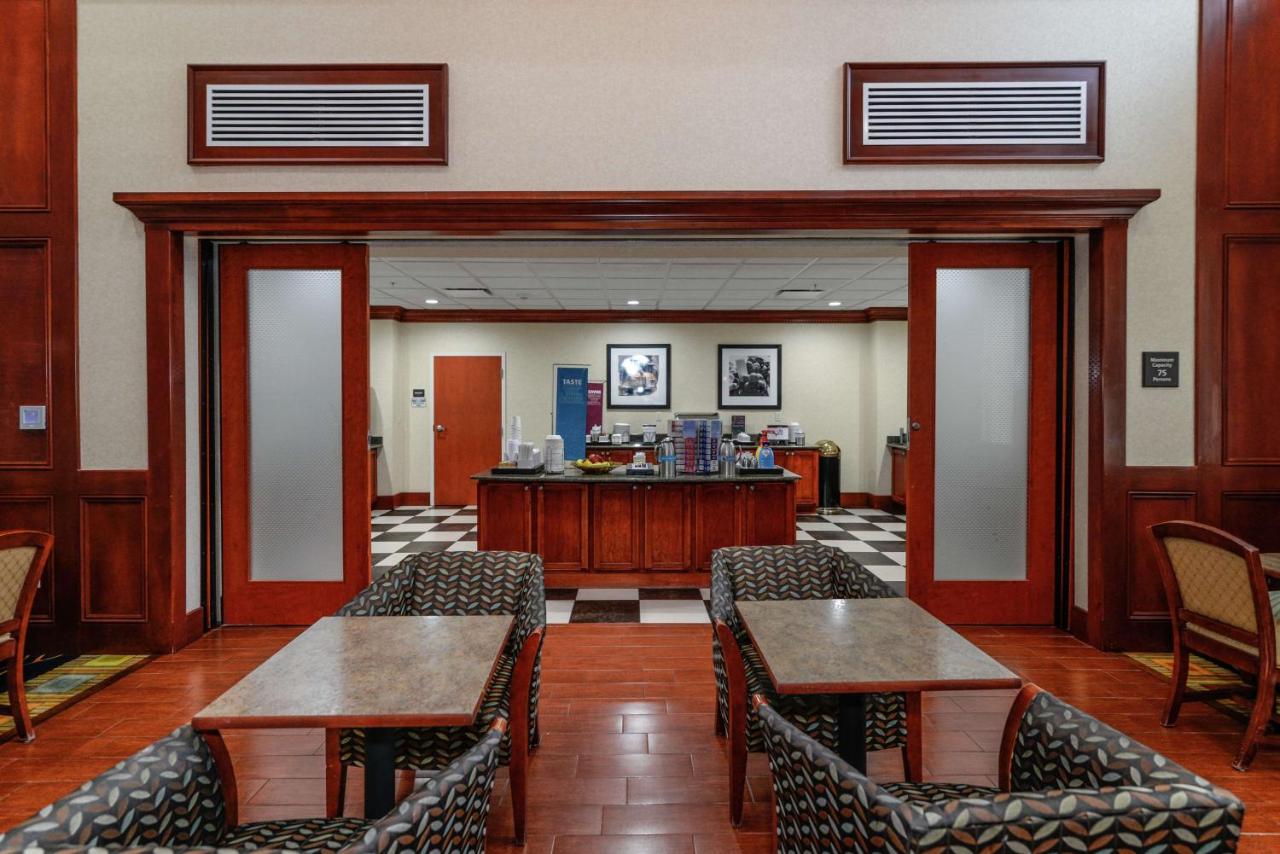 | Hampton Inn & Suites Detroit/Chesterfield