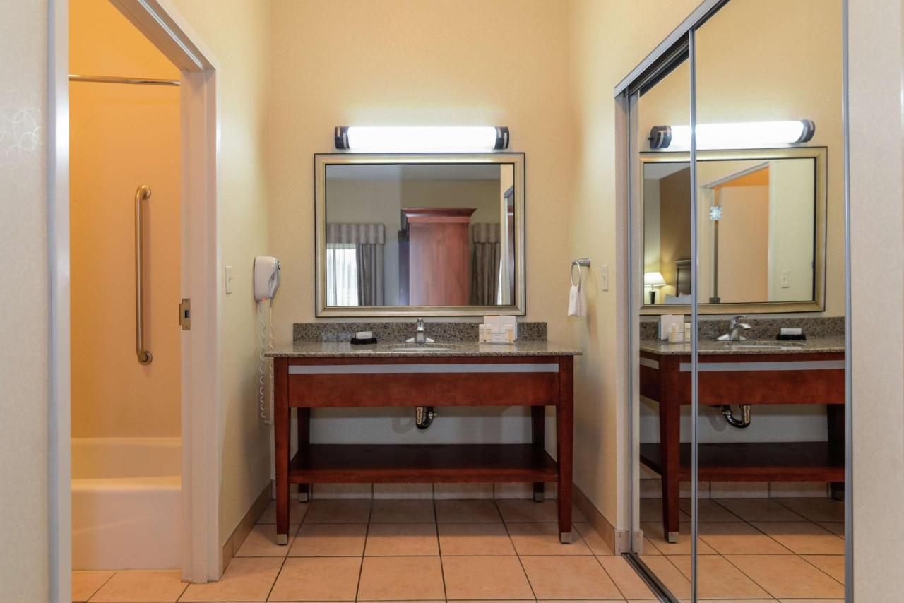 | Hampton Inn & Suites Detroit/Chesterfield