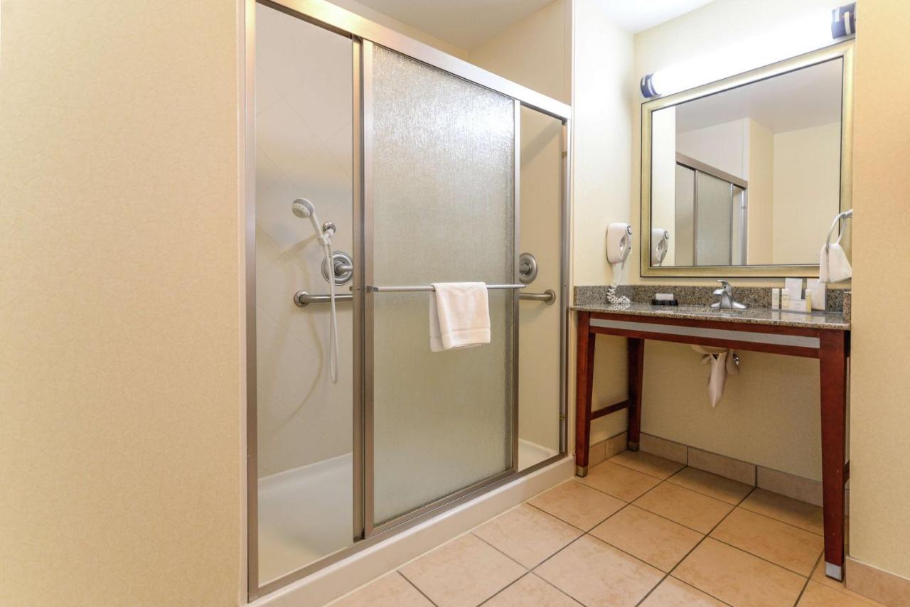 | Hampton Inn & Suites Detroit/Chesterfield