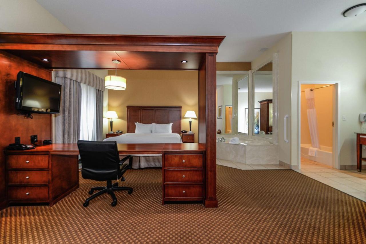 | Hampton Inn & Suites Detroit/Chesterfield