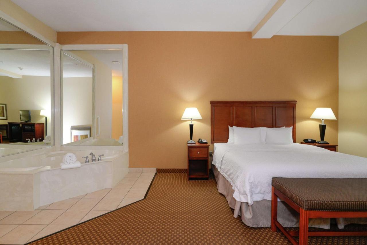 | Hampton Inn & Suites Detroit/Chesterfield