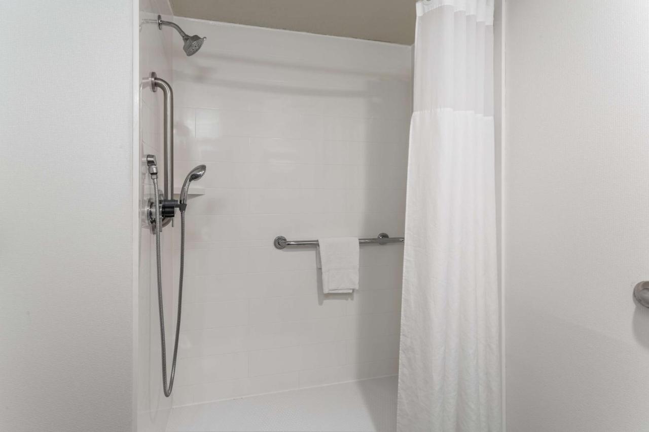1 King Accessible Hearing Access With Tub at Hampton Inn Eau Claire