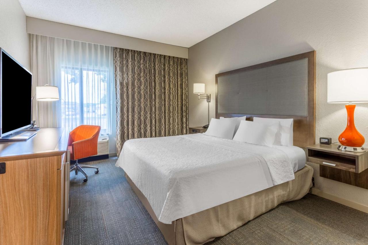 1 King Accessible Hearing Access With Tub at Hampton Inn Eau Claire