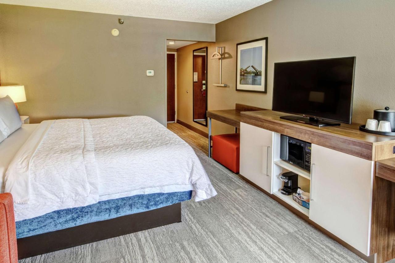 King Room - Non-Smoking at Hampton Inn Elizabeth City