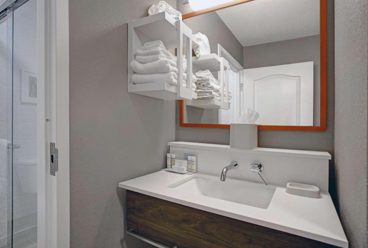 Queen Room - Non-Smoking at Hampton Inn Keokuk