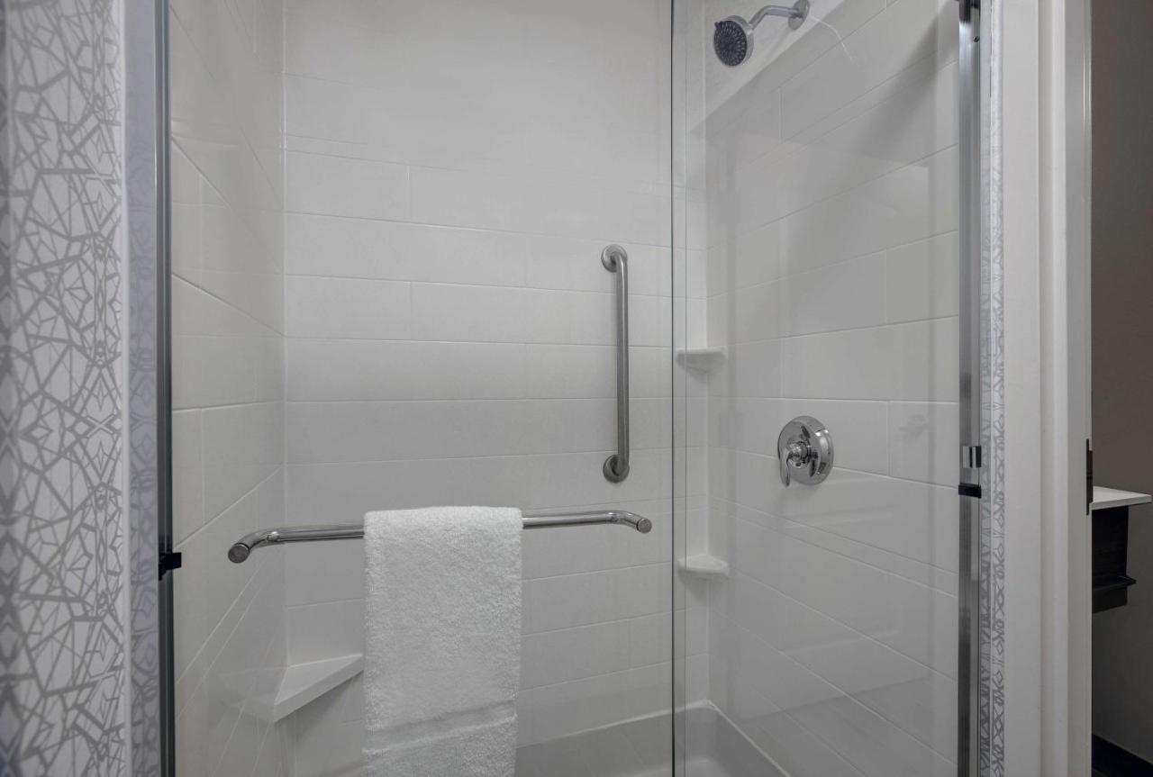 Queen Room - Non-Smoking at Hampton Inn Keokuk