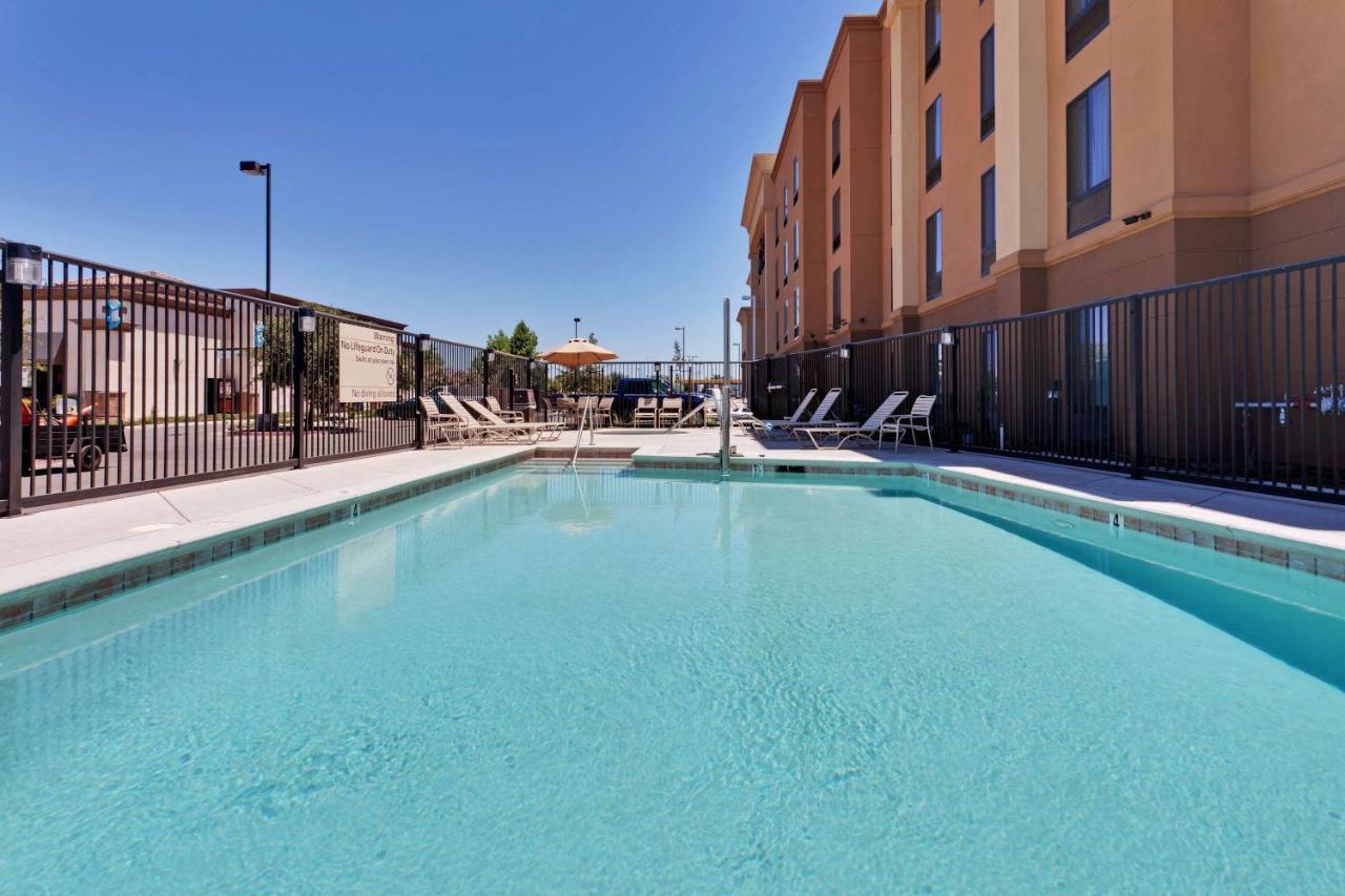 | Hampton Inn & Suites Fresno - Northwest