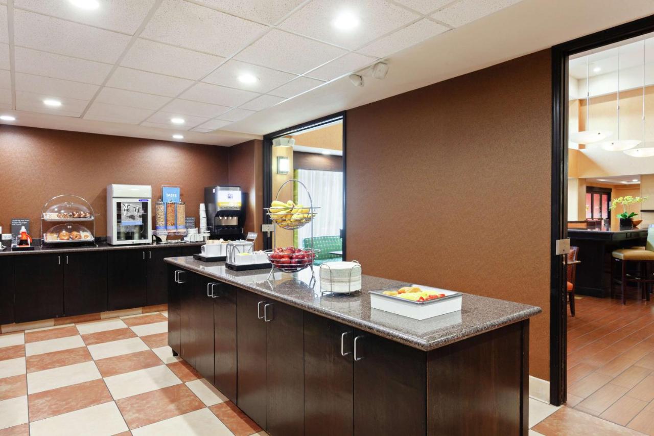 | Hampton Inn & Suites Fresno - Northwest