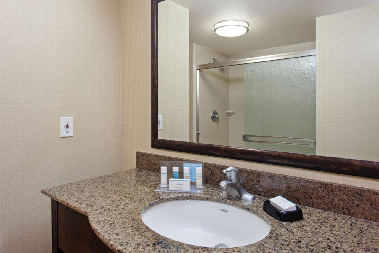 | Hampton Inn & Suites Fresno - Northwest