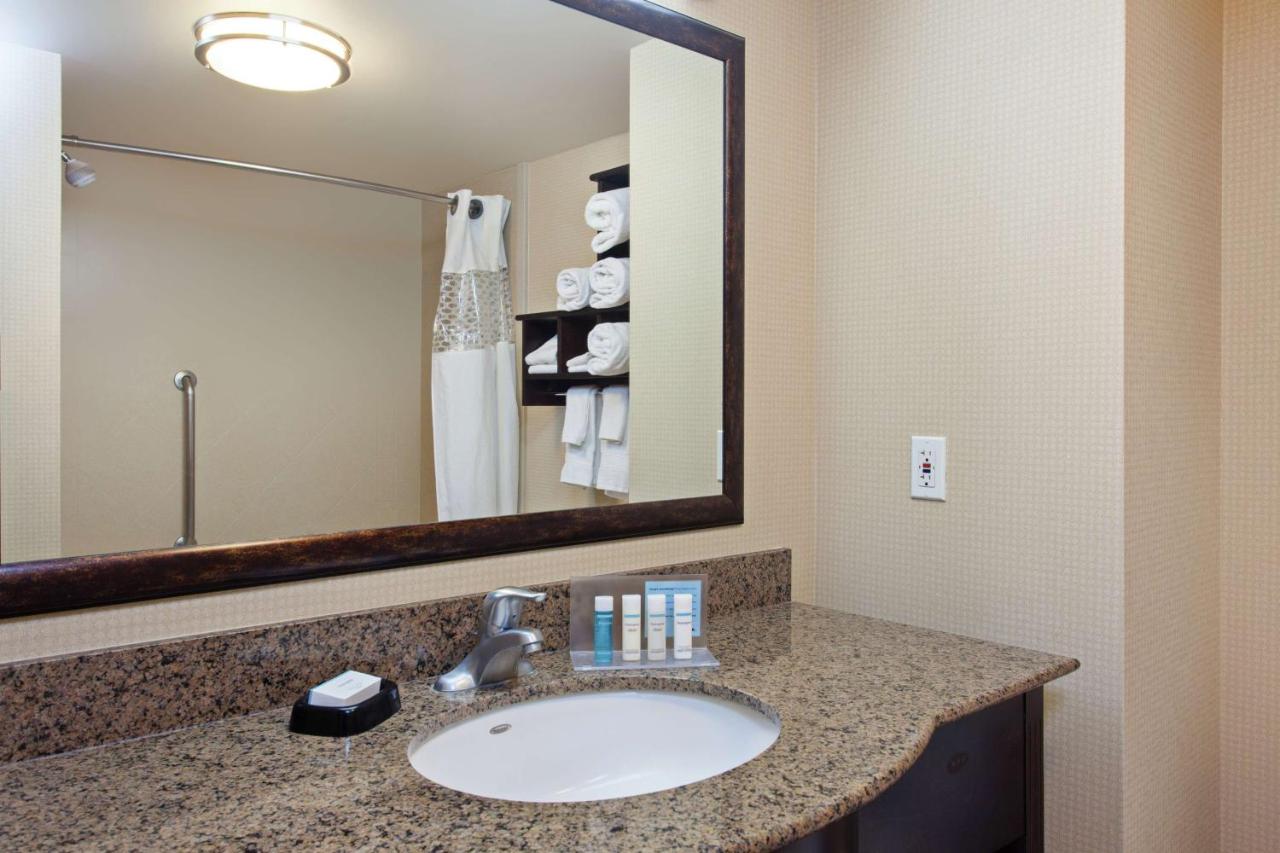 | Hampton Inn & Suites Fresno - Northwest