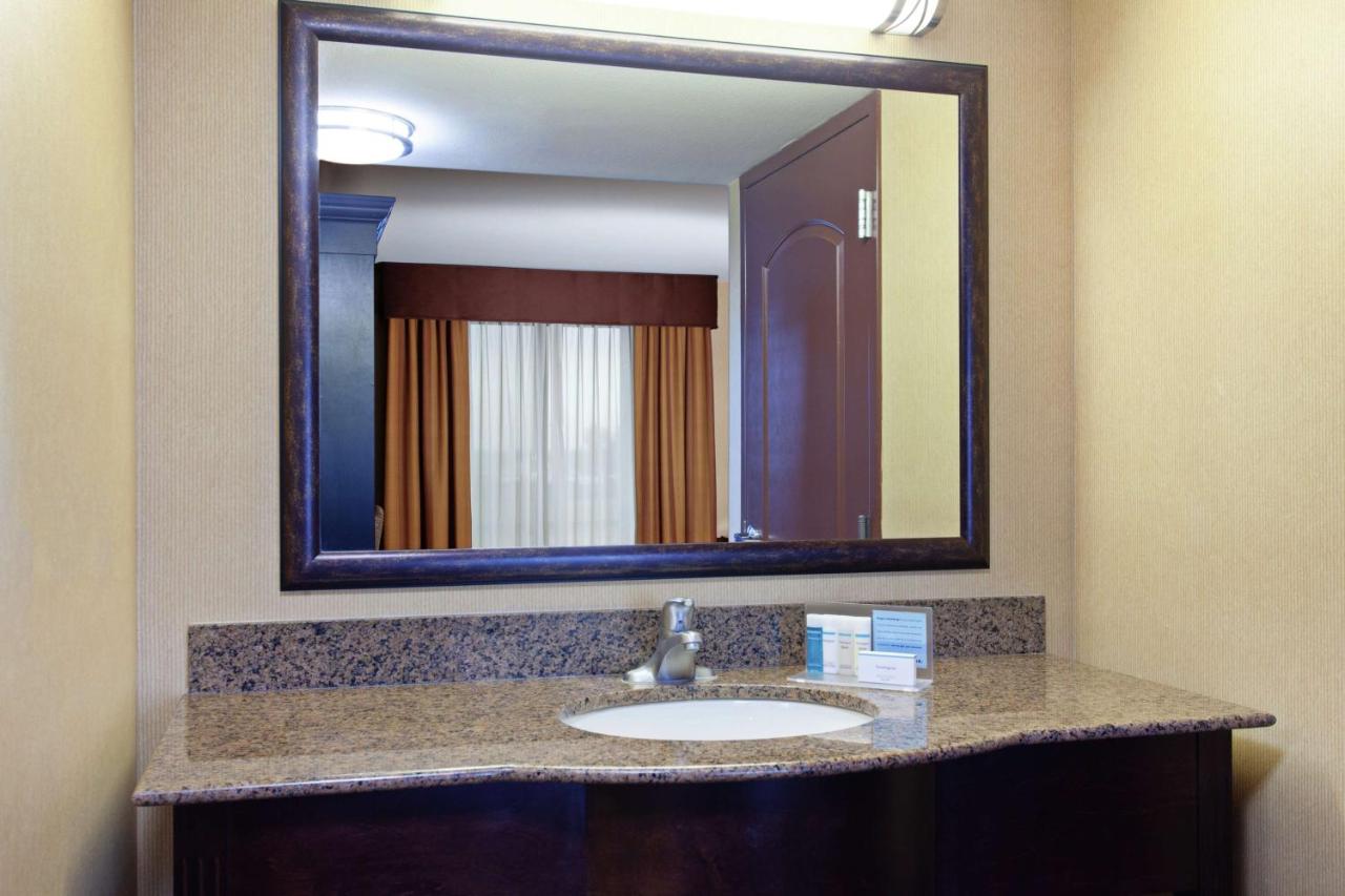  | Hampton Inn & Suites Fresno - Northwest